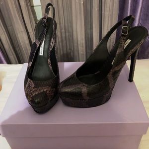 Vera wang pumps